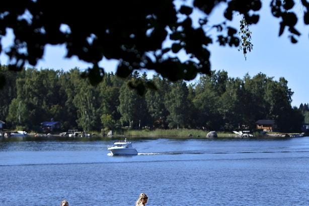 Jos on auringonpaistetta, 25 asteen lämpötilassa tarkenee mennä rannalle ja uimaan, yksi verkkokyselyyn vastanneista toteaa. ARKISTOKUVA: TOMI KOSONEN