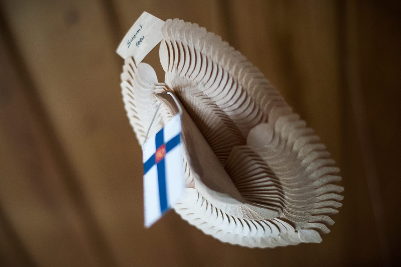 Lasse Karjalainen on tehnyt Suomi 100 -juhlalintuja pyöreät sata kappaletta.