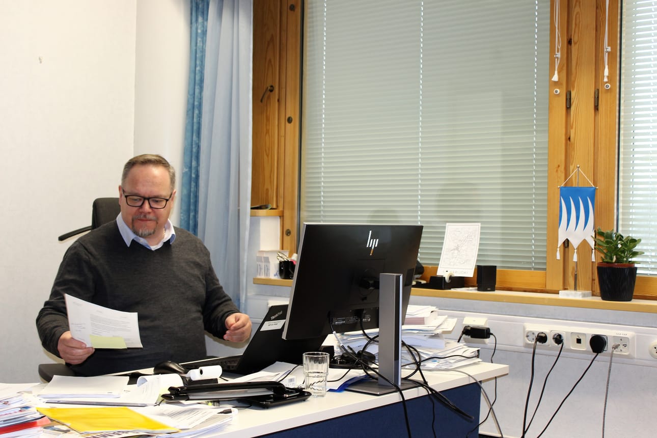 Kunnanjohtaja Marko Keski-Sikkilä työhuoneessaan Karijoella. Arkistokuva. Minna Zilliacus