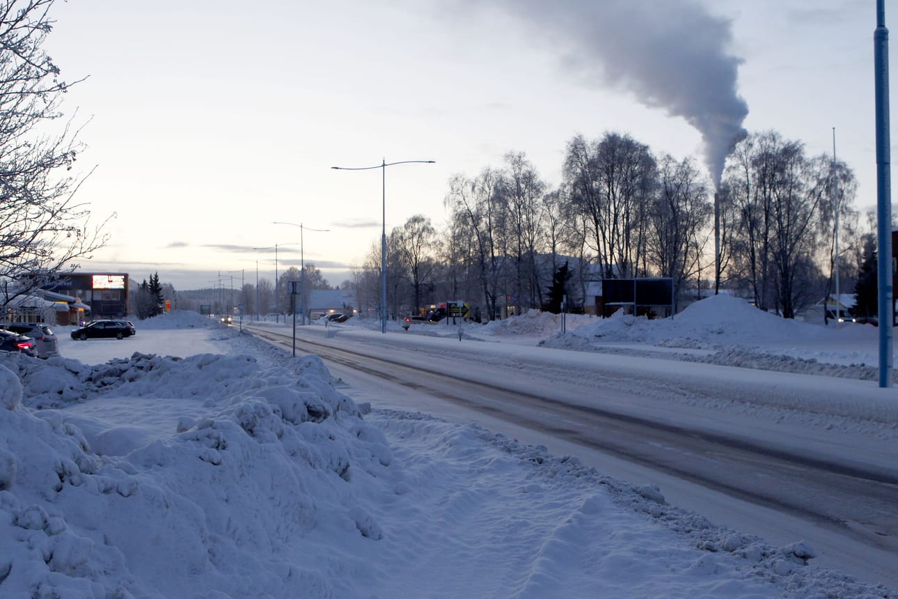 Ivalon kylänraitilla ei juuri näkynyt turisteja perjantaina, jolloin pakkasta oli puolenpäivän aikaan 30 astetta.