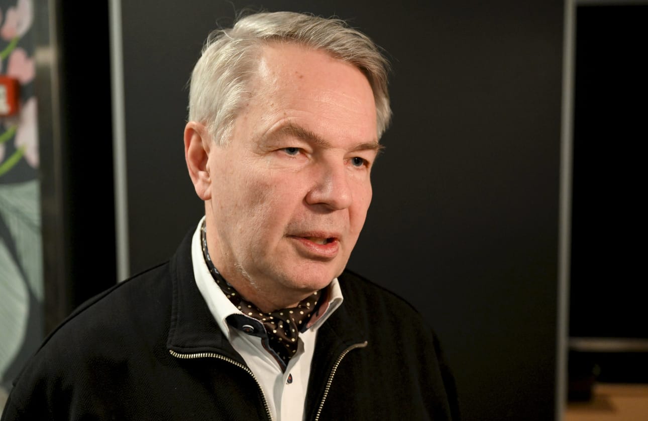 Pekka Haaviston mukaan yksi mahdollinen keino voisi olla esimerkiksi Venäjän energiavientiin kohdistuva vero, jolla tuettaisiin jälleenrakentamista Ukrainassa. LEHTIKUVA / VESA MOILANEN