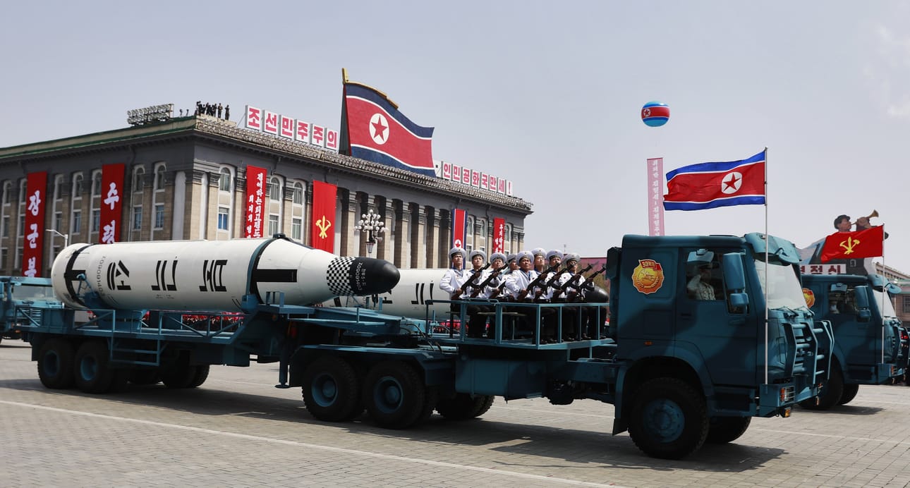 Pohjois-Korea esitteli eilisessä paraatissa liki kuuttakymmentä ohjusta, joista osan epäillään olevan uusia mannertenvälisiä ballistisia ohjuksia