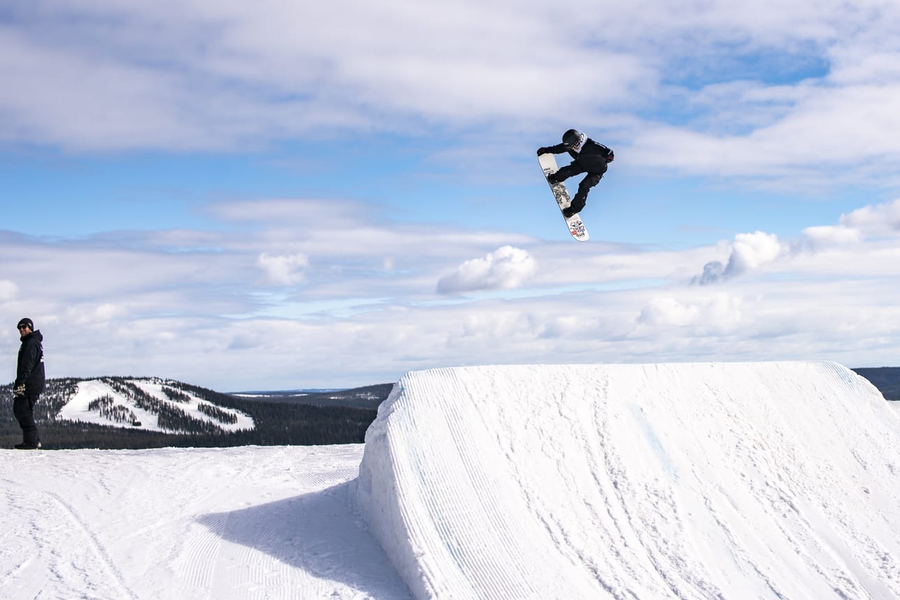 Enni Rukajärvi hallitsi SM-kisoissa kaikkia lajeja. Kuvassa Rukajärvi Iso-Syötteen slopestyle-radalla.