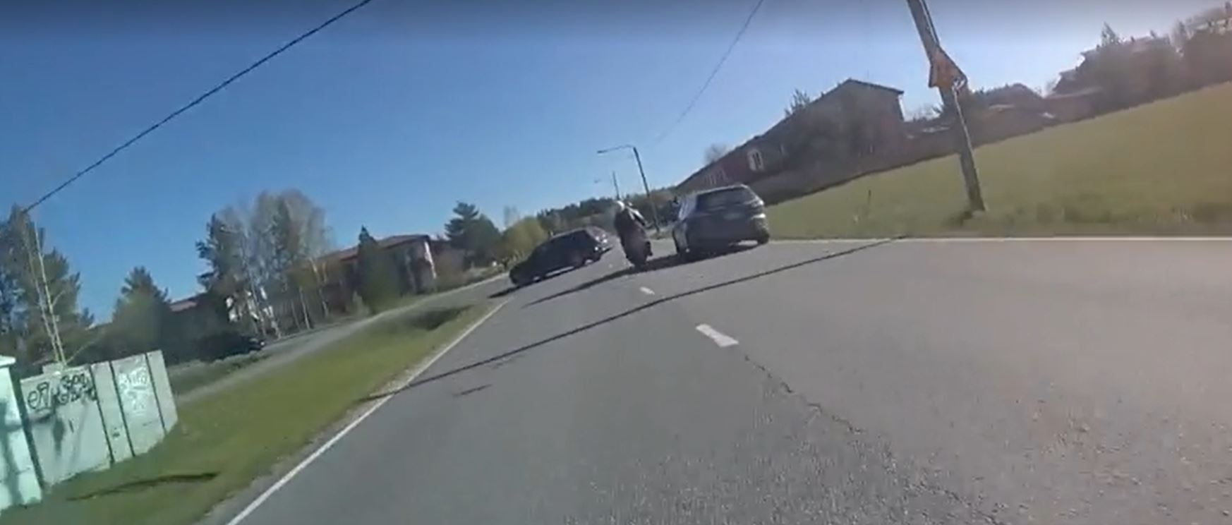 Moottoripyörän kaahaus tallentui takaa-ajavien poliisien videolle