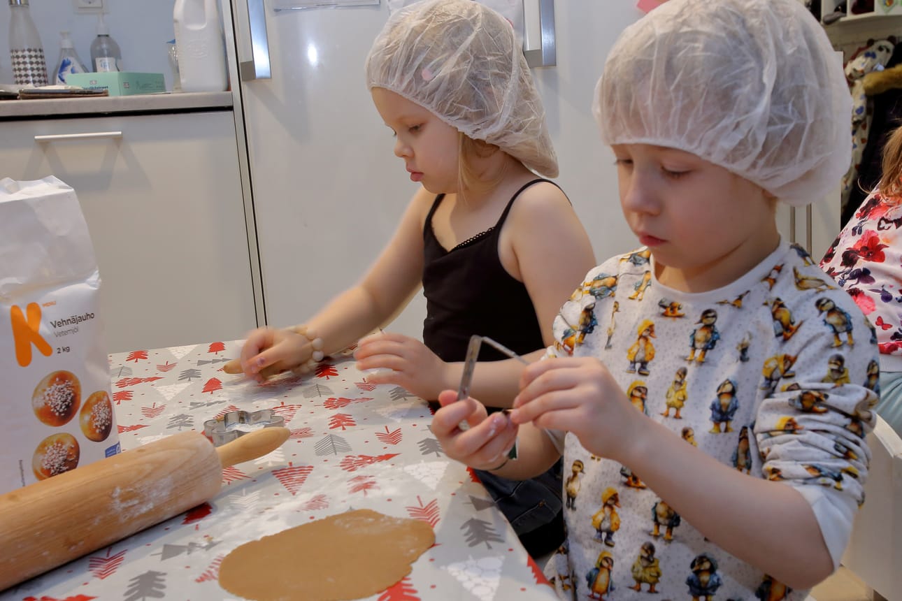 Aana ja Oiva keskittyivät leivontaan ja se sujuikin todella mallikkaasti.