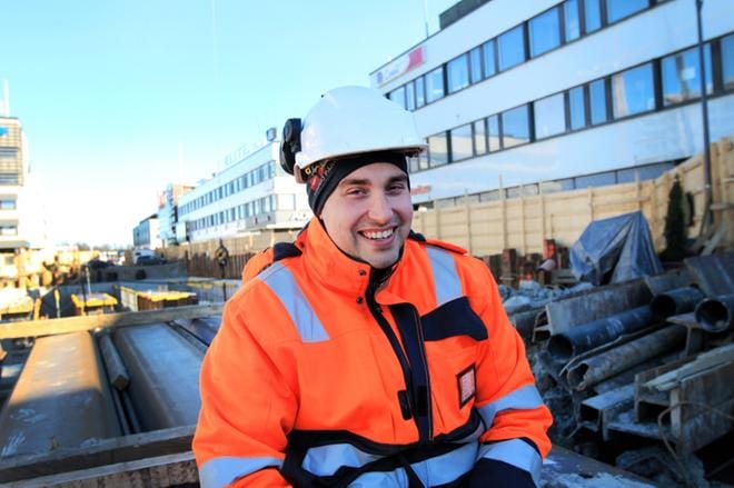 Vastaava työnjohtaja Joni Knuuttila pitää lounasruokailussa vaihtelusta. Mausteisempikin eväs uppoaa. Keskustasta löytyy monta hyvää vaihtoehtoa. Kuvat Laura Syväoja