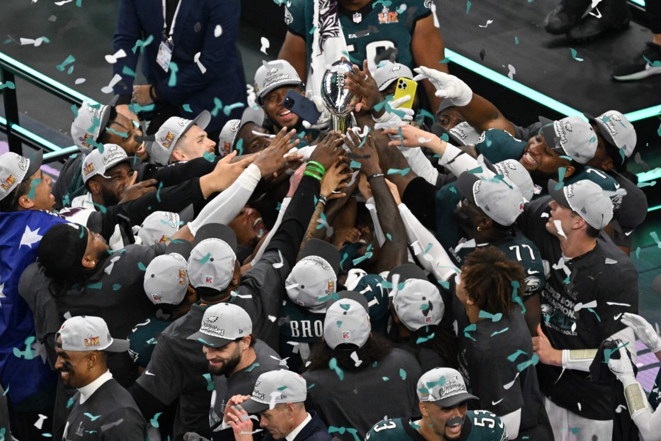 Philadelphia Eaglesin pelaajat juhlivat Super Bowl voittoa.