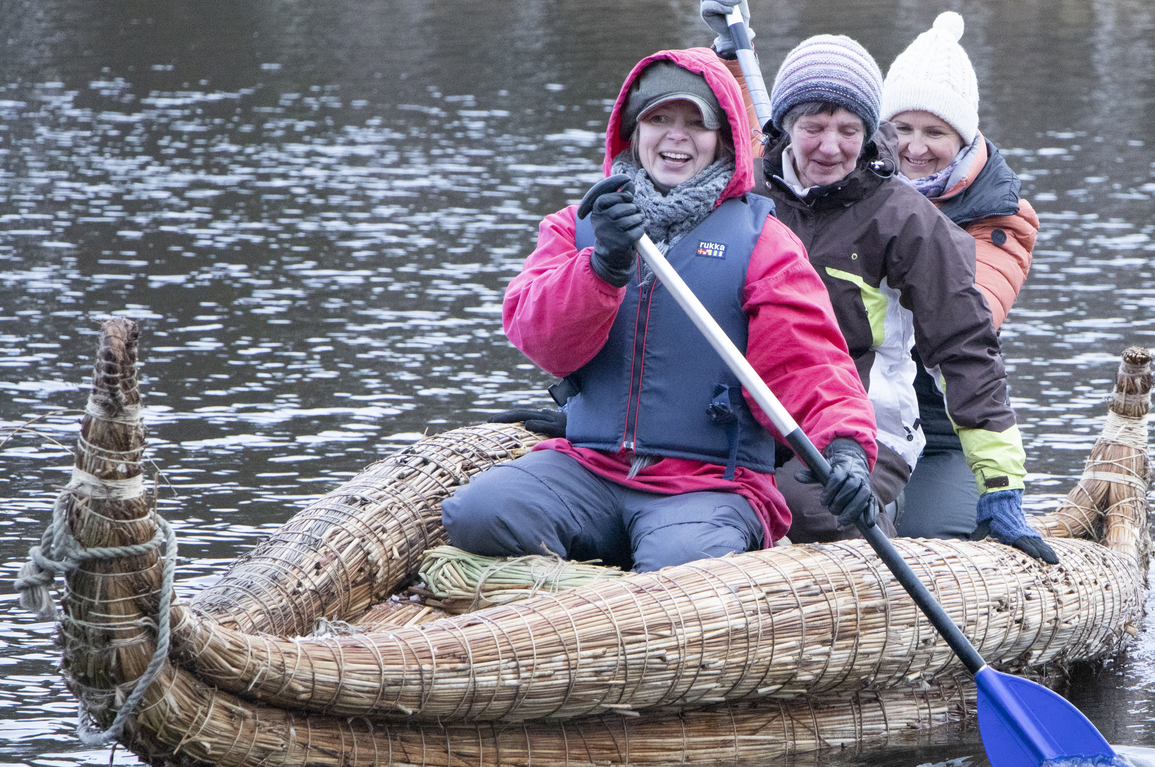 Kaislaveneen päärakentajat Johanna Riepula, Kaarina Konola ja Rita Porkka näyttivät, että vene kantaa ainakin kolme naista.