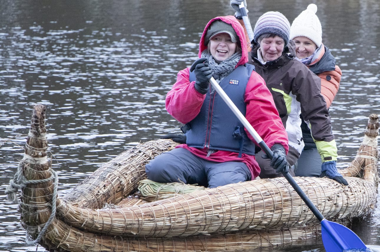 Kaislaveneen päärakentajat Johanna Riepula, Kaarina Konola ja Rita Porkka näyttivät, että vene kantaa ainakin kolme naista.