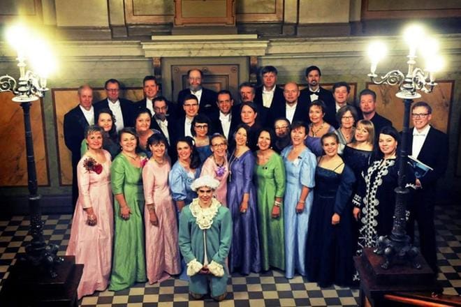 Vaasan Oopperan kuoro on tärkeässä roolissa tulevassa Carmen-oopperassa, jossa kuullaan jopa kolmea kieltä, suomea, ruotsia ja ranskaa. Kuva: Vaasan Oopperayhdistyksen arkisto
