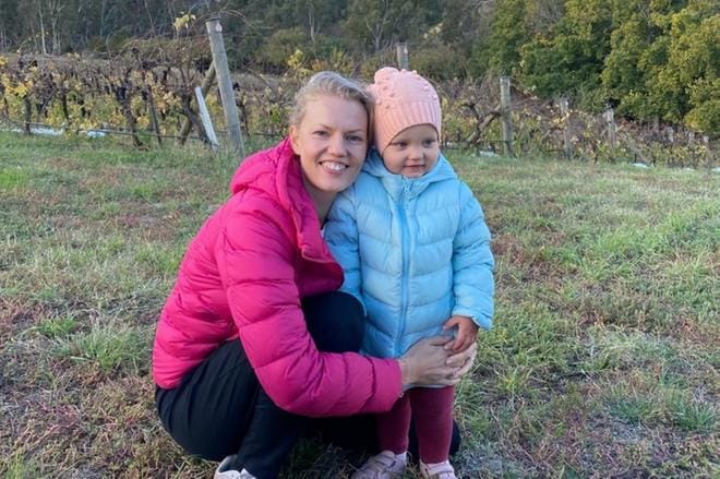 Maapallon toisella puolella vuodenajat ovat päinvastaiset: Australiassa eletään vielä talvea. Kuvassa Elina Hannuksela paikallisella viinitilalla 2-vuotiaan tyttärensä kanssa.