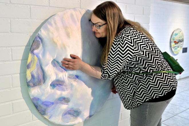 Kirsi Jaakkolan maalauksia voi kosketella. Tunnustelemalla teoksista voi löytää eri kerrosten muotoutumista, maaliaineiden tuntuja ja tutkia teosten pintaan muodostuvia reittejä. – Kaikkien teosten taustalla on jokin oma aistikokemukseni, Jaakkola kertoo. KUVAT: HEIKKI HAKANEN