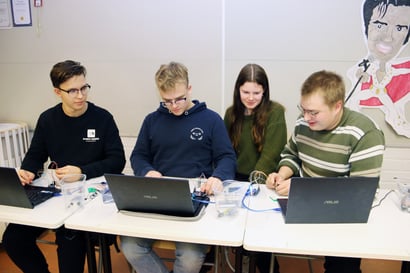 Keminmaassa koululaiset ja opettajat olivat hyvässä koodausopissa – Aalto-yliopiston erikoisasiantuntija kävi antamassa Arduino-koulutusta Keminmaan lukiolla