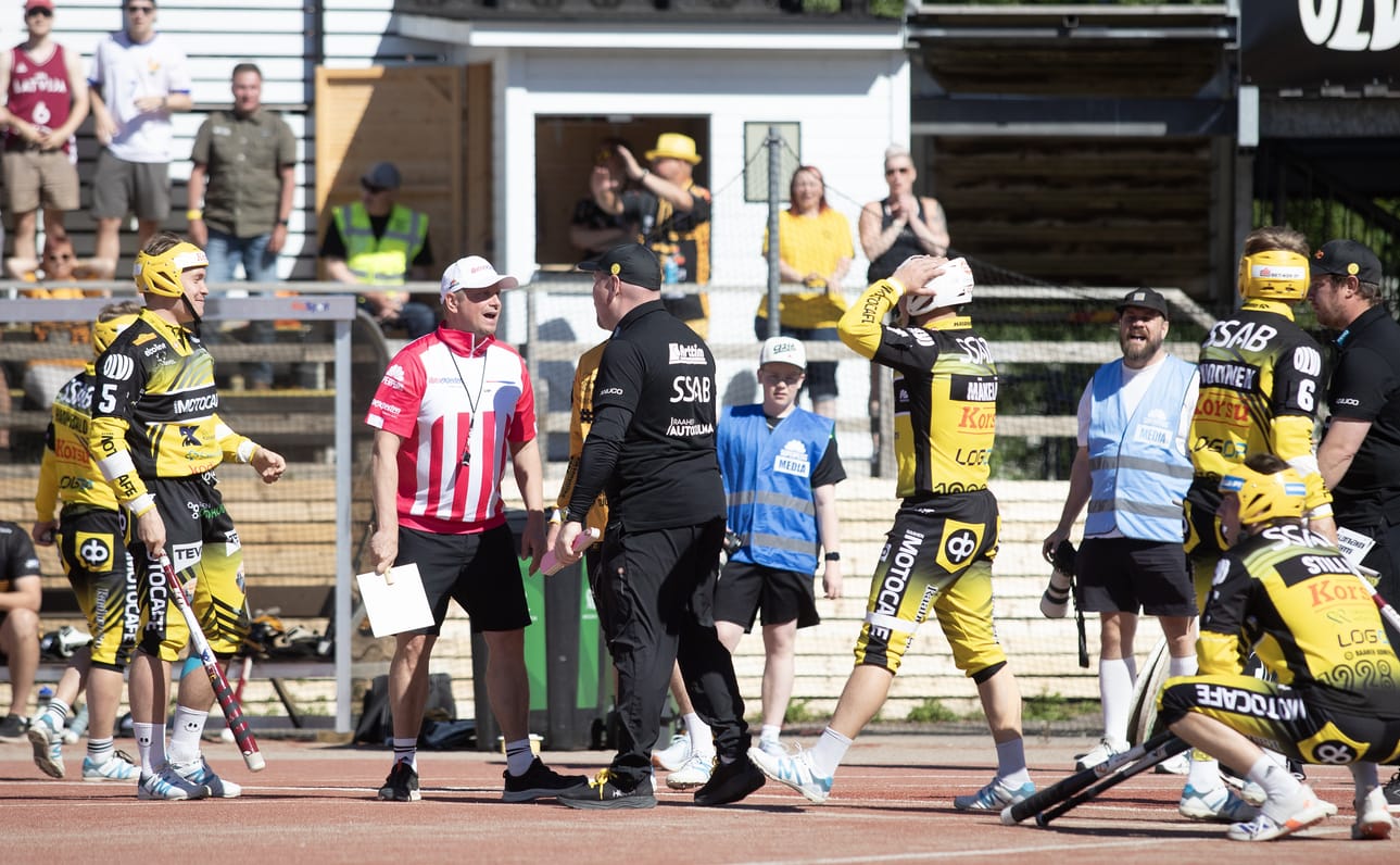 Lauantain ottelusta ei tilanteita puuttunut. Topi Stillin heti ottelun alussa laittomaksi tuomittu läpilyönti vei kotijoukkueelta useamman juoksun. Perttu Westersundin protestoi tilannetta syöttötuomari Ossi Muuraiselle.