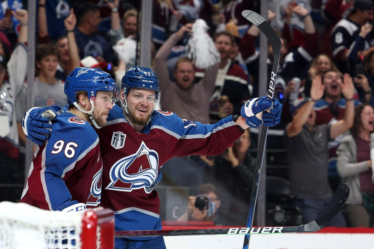 Coloradon Valeri Nitshushkin (oik.) juhli maalia Mikko Rantasen kanssa. LEHTIKUVA / AFP