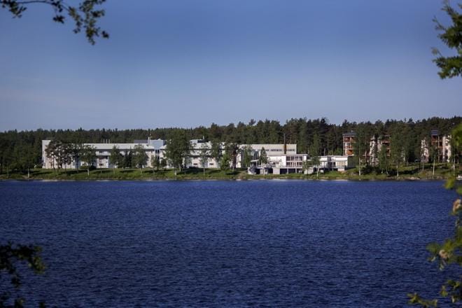 Nykyinen saunarakennus näkyy Kivitipun rannassa vaaleana matalana rakennuksena. Sitä aiotaan uudistaa saunamaailman suuntaan, joka saisi inspiraatiota Helsingin Löylystä ja Ähtärin Kiulusta. ARKISTOKUVA: JOHANNA KATAJA