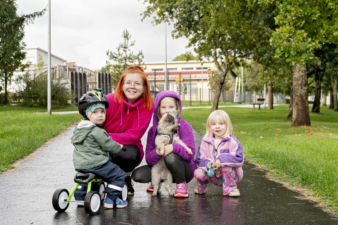 Peipon perheessä sairastelu alkoi jo. Kaksivuotias kuopus Ahti sai korvatulehduksen muissakin perheenjäsenissä kiertäneen flunssan jälkitautina. Maria-äidin toisella puolella Inari, 7, ja Isla, 6. Yhdeksänvuotias esikoinen puuttuu kuvasta. Kuva: Jori Liimatainen