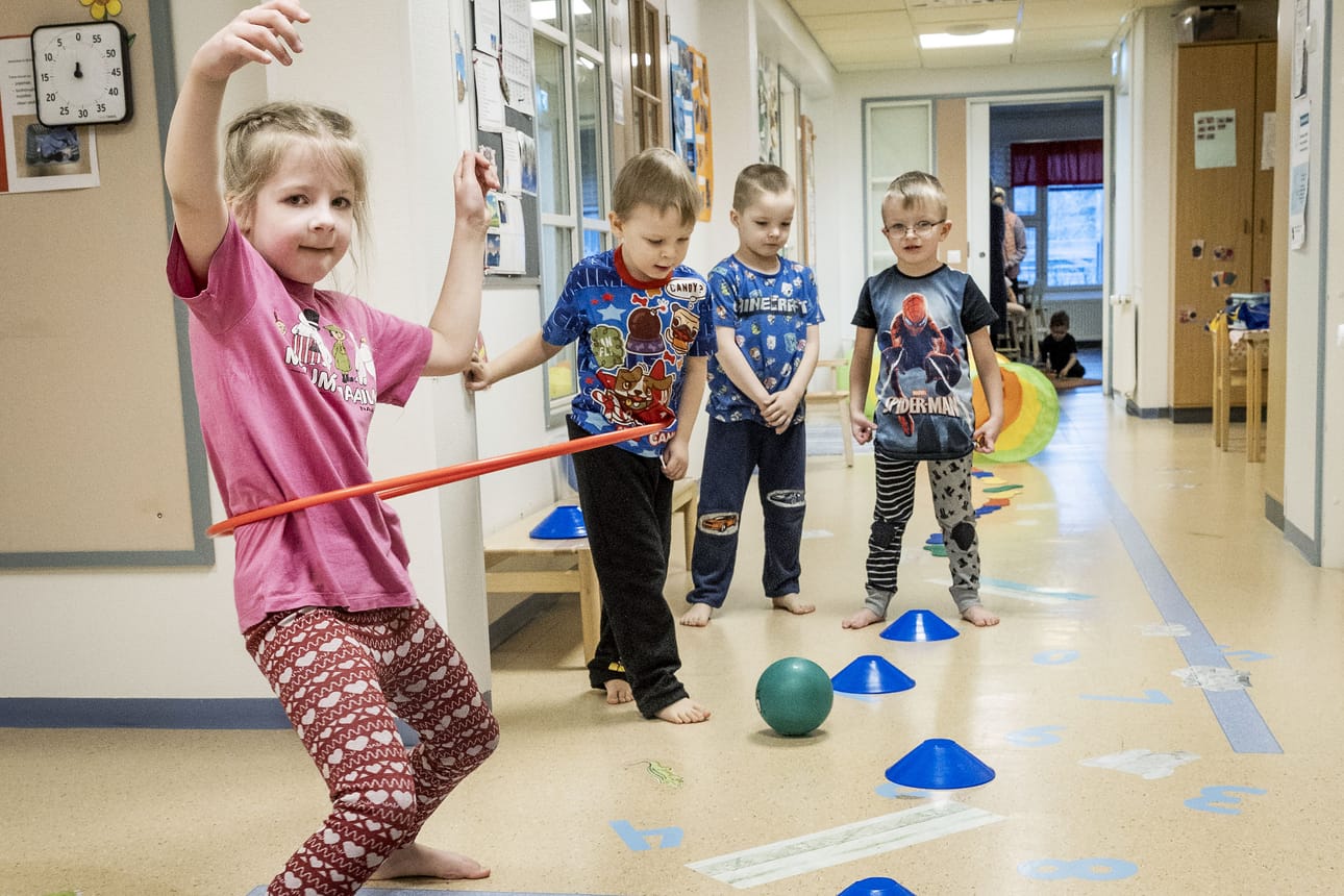 Käpymetsän päiväkodissa energiaa purettiin perjantaina temppuradalla. Mira Maliniemi näyttää, miten hulavanne pyörii. Taustalla Romeo Keskipoikela, Väinö Maliniemi ja Niilo Niemelä.
