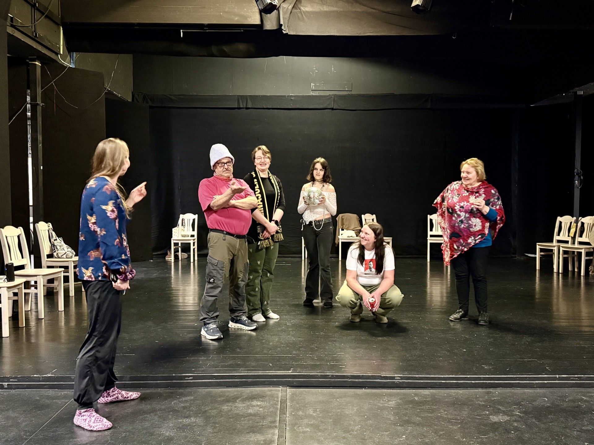 Jurvan teatterilla heittäydyttiin näyttelijätyön saloihin – "En muista, koska olisin nauranut näin paljon"