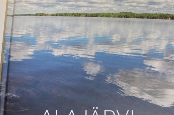 Alajärvi-kirja sisältää yli 200 valokuvaa paikallisista ihmisistä ja elämänmenosta.