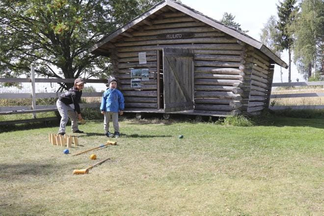 Tuomas ja Eetu Karhu hakivat pihapelejä 4H:n elämysmaailmassa sijaitsevasta peliladosta. KUVA: EELIS RYTKÖNEN