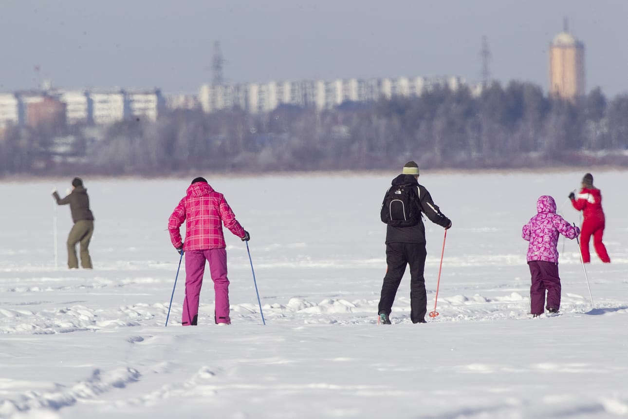 Talvilomaa on perinteisesti vietetty hiihtäen tai muuten keväthangilla ulkoillen.
