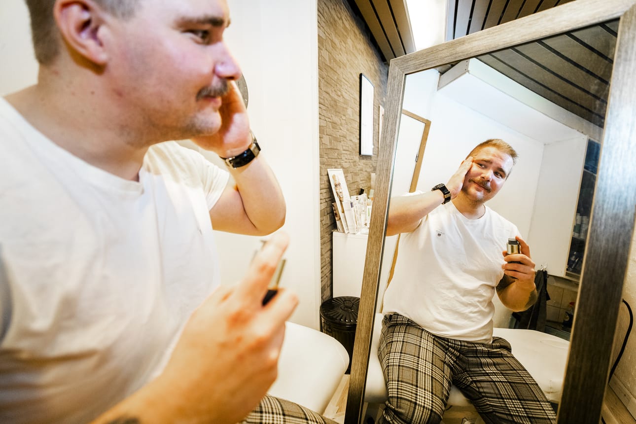 Jonas Kestillä on ikäviä muistoja nuoruuden iho-ongelmista. Hän neuvoo miehiä huolehtimaan ihon kunnosta kuten muustakin terveydestä.