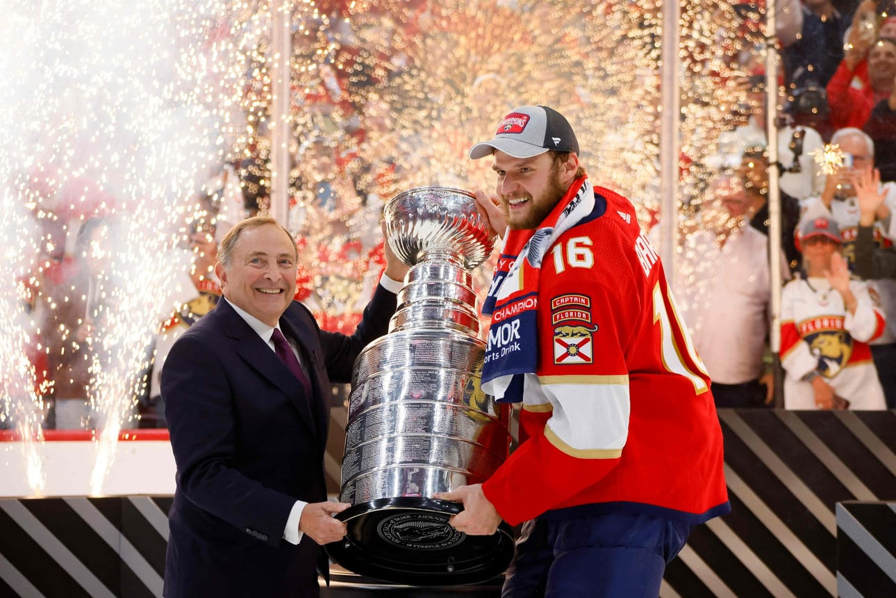 Aleksander Barkov pääsi nostamaan Stanley Cupia riemukkaasti juhlineen kotiyleisön edessä. Pokaalin ojensi NHL:n komissaari Gary Bettman. LEHTIKUVA / AFP