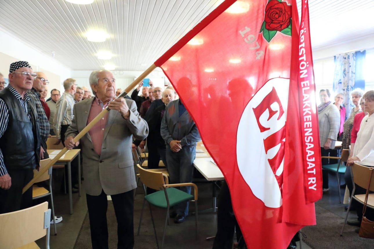 Frans Säily toi Raahen ja Ympäristön Eläkkeensaajien uuden lipun yhdistyksen juhlatilaisuuteen.