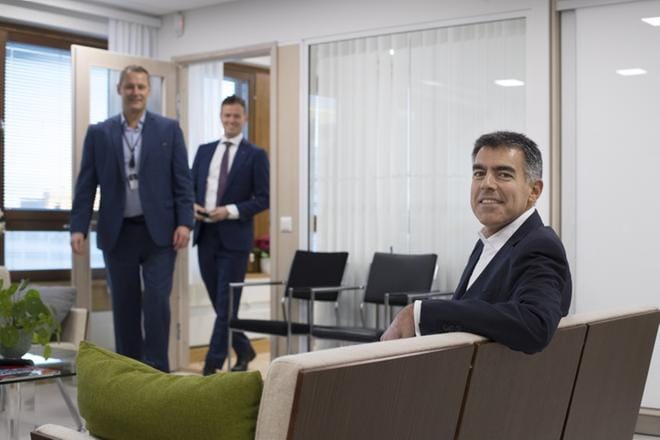 Aktian uusi toimitusjohtaja Mikko Ayub odottelee tiedotustilaisuuden alkamista. Taustalla ovat aluejohtaja Stefan Grönholm ja johtaja Petri Sandkvist. KUVA: MINNA ANTILA