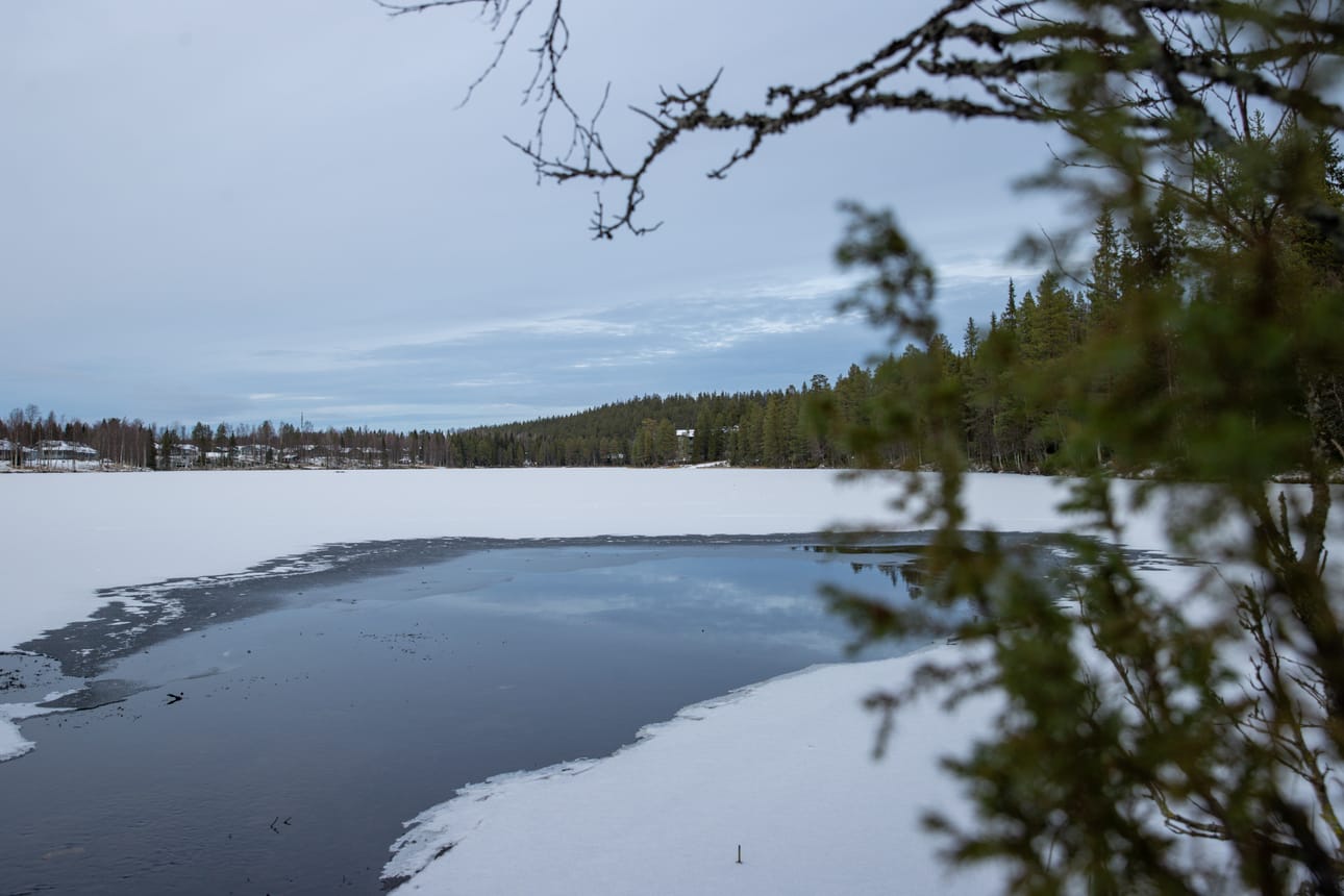 Säätila Kuusamossa oli keskiviikkona puolipilvinen, lämpötilan ollessa 1,5 astetta plussan puolella. Kuva Rukalla sijaitsevasta Talvijärvestä. Lähipäivien aikana sää lämpenee Koillismaalla.