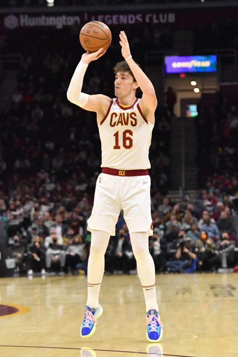 Clevelandin kovin pistemies Cedi Osman heitti 22 pisteestään 18 viimeisellä neljänneksellä. Kuva on joulukuulta. LEHTIKUVA/AFP
