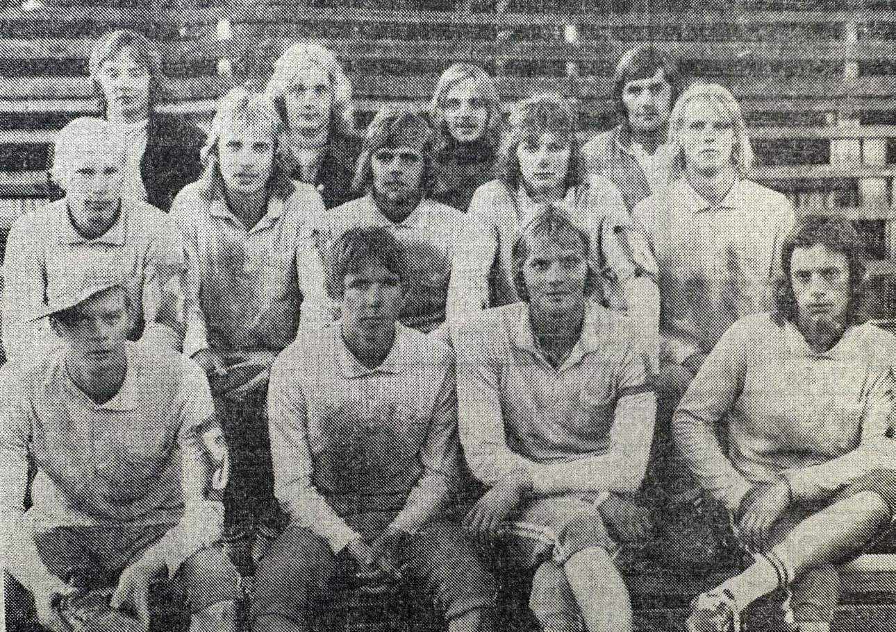 Jymyn Ilvekset vuonna 1973: Oiva Latikka (ed. vas.), Veli-Matti Martikkala, Juhani Latikka. 2. rivi: Markku Sissala, Martti Saarikoski, Markku Yli-Hirvelä, Asko Kortesniemi, Erkki Viitala. Takarivi: Jari-Pekka Martikkala, Asko Latikka, Juhani Kukkasela ja joukkueen johtaja Markku Latikka.