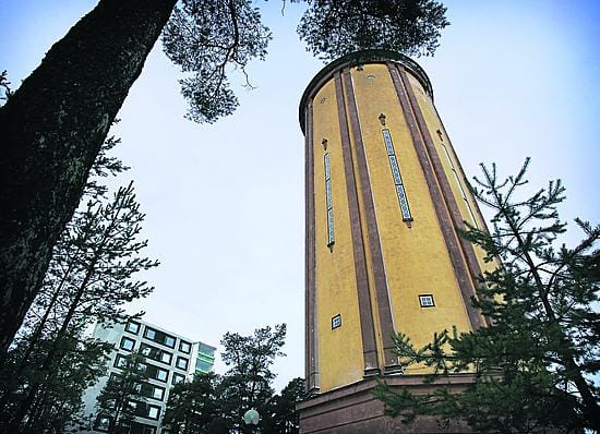 Vanhan vesitornin ympärille alkoi nousta Intiönmäen kerrostaloalue 1970-luvulla. Vesitorniin kaavailtiin liike- ja toimistotiloja 1980-luvun lopussa, mutta suunnitelmat kariutuivat, kun kulttuurihistoriallisesti arvokkaaseen rakennuksee