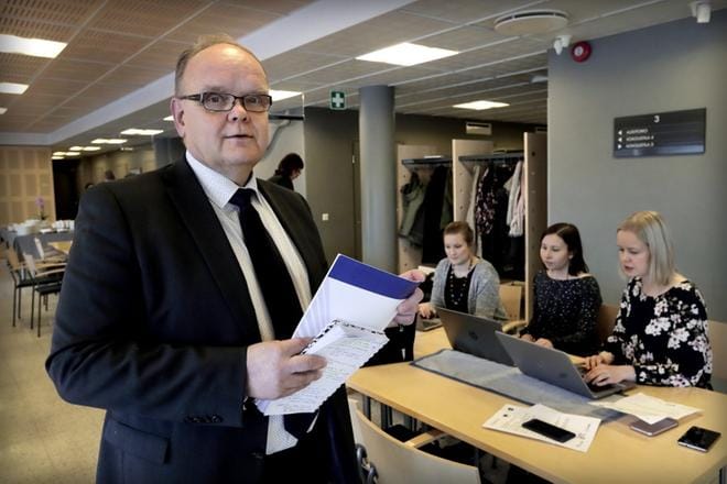 Tutkimusjohtaja Juha Alarinta Seinäjoen yliopistokeskuksesta löytää Etelä-Pohjanmaalta monta sellaista asiaa, joista Euroopan unionissa voitaisiin ottaa mallia. Hän luettelee ruokajärjestelmän toimivuuden, sosiaalisesti ja ekologisesti kestävän maa- ja elintarviketeollisuuden sekä kyläyhteisöjen vahvan toiminnan. KUVA: JOUKO HÄNNINEN