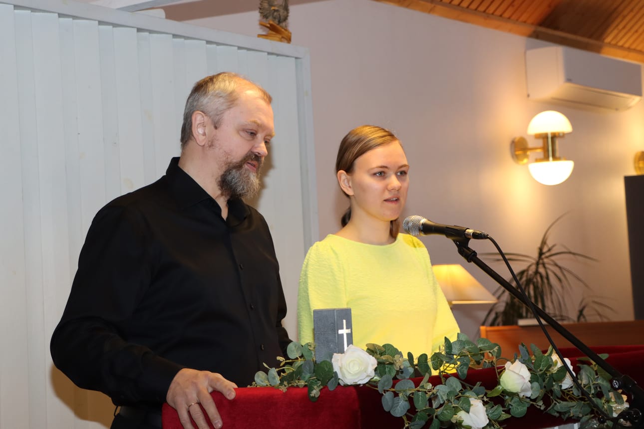 Toiseksi vanhin tytär Alena ja isä Igor puhuivat ennen esiintymistään salissa.