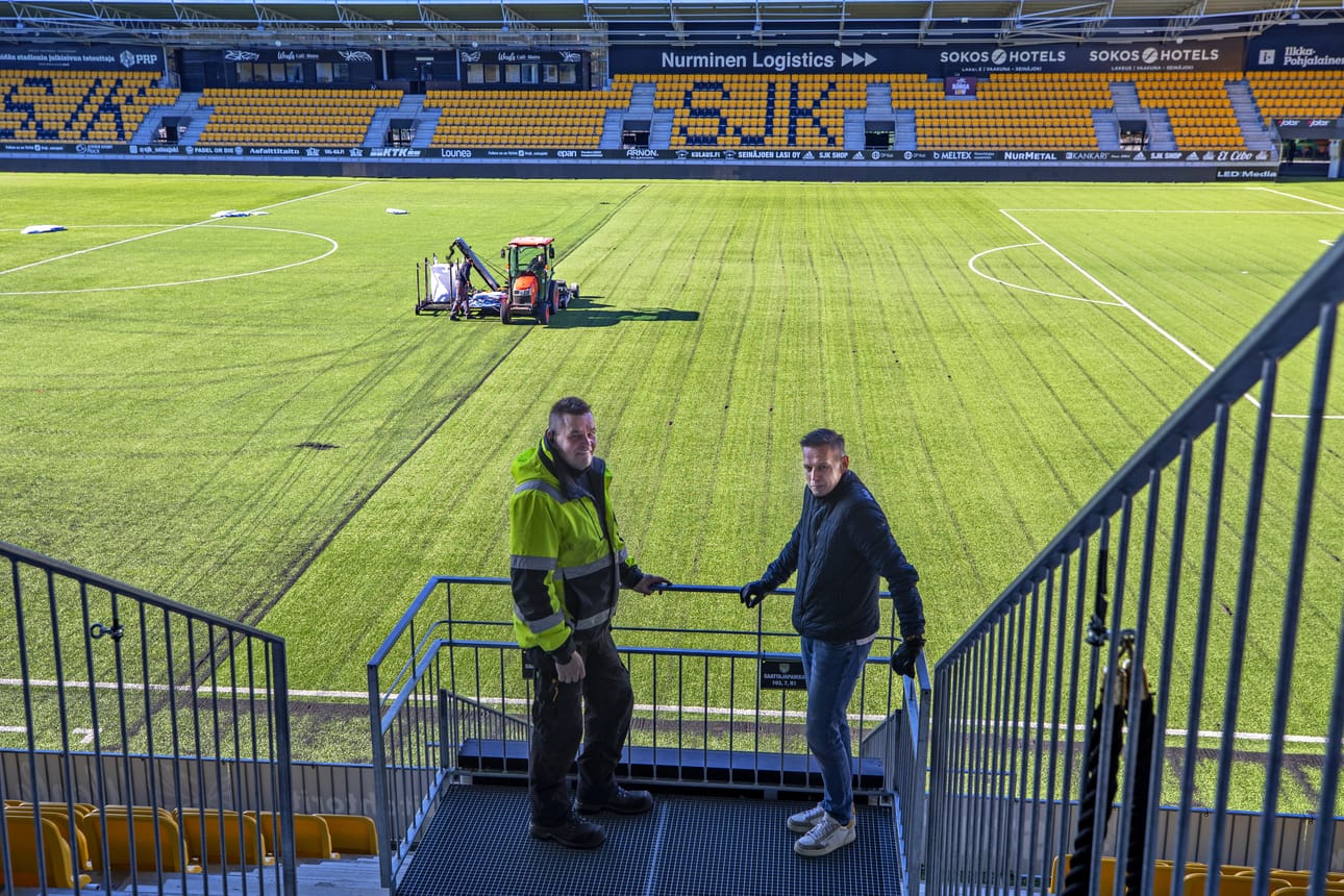 Vesa Kangas (vas.) ja Jari Mäkelä seurasivat tyytyväisinä jalkapallostadionin nurmimaton uusimisen edistymistä.