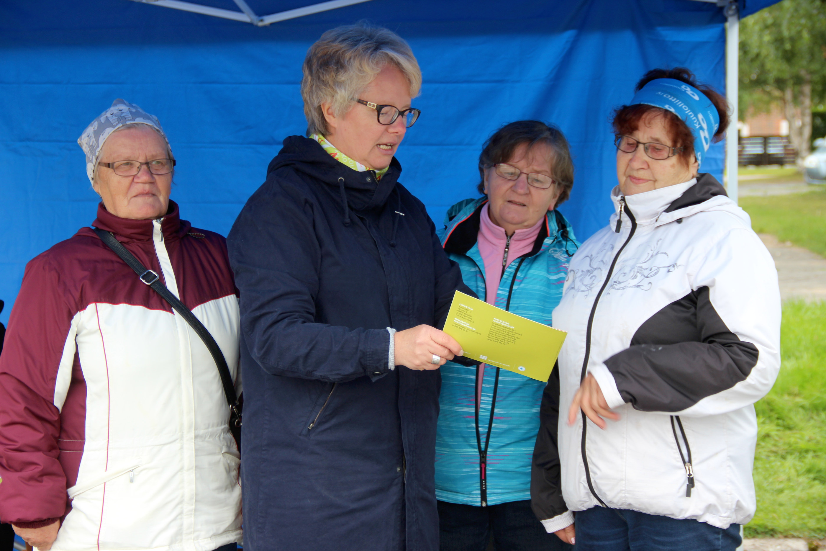 Kuuloliiton kuntoutussihteeri Tiina-maija Leinonen (vas.) Oulusta ja Pudasjärven Kuuloyhdistyksen puheenjohtaja Saara Jussila tutkivat Annikki Paavolan tuoreita kuulotestin tuloksia ja totesivat kuulonhuollollisten toimenpiteiden olevan pian ajankohtaisia.