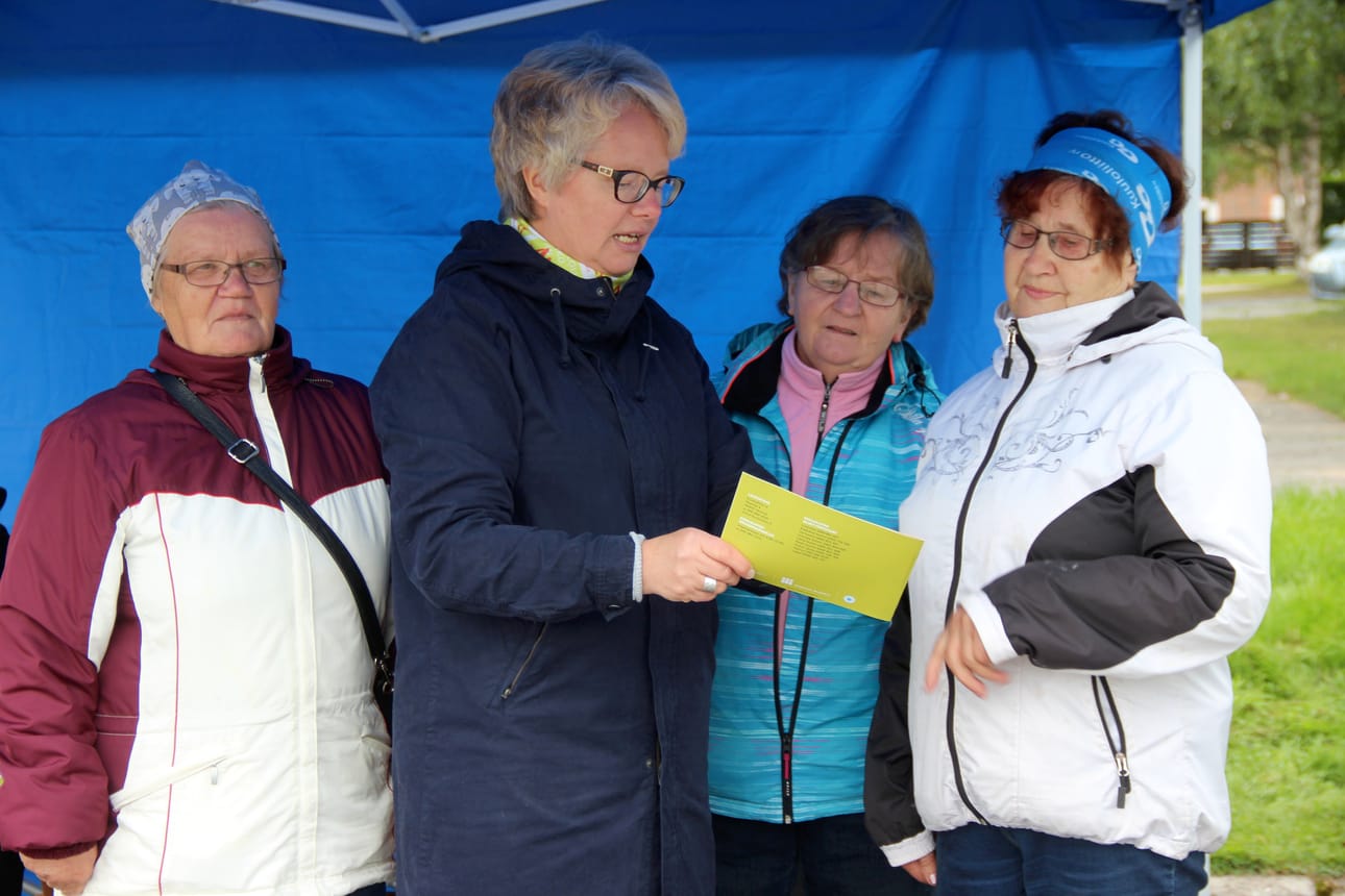 Kuuloliiton kuntoutussihteeri Tiina-maija Leinonen (vas.) Oulusta ja Pudasjärven Kuuloyhdistyksen puheenjohtaja Saara Jussila tutkivat Annikki Paavolan tuoreita kuulotestin tuloksia ja totesivat kuulonhuollollisten toimenpiteiden olevan pian ajankohtaisia.
