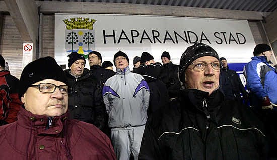 Ruotsalaiset veljekset Hans ja Holger Pääjärvi aikovat käydä jatkossakin katsomassa Haaparanta-Tornio Palloveikkojen kotiotteluita. Elitserieniin nousu ei ole mahdotonta, Holger Pääjärvi sanoo.