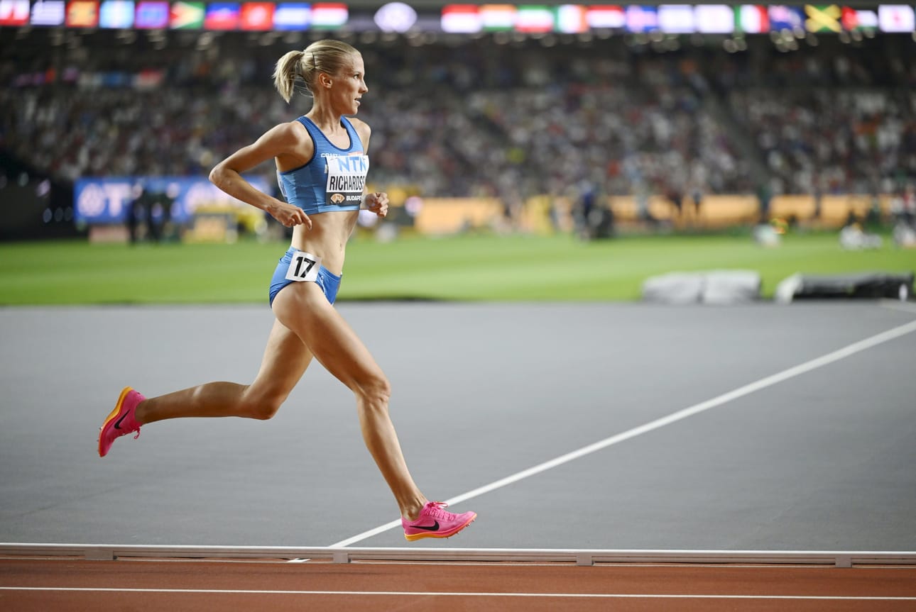 Camilla Richardsson kellotti ajan 32.15,74 MM-kilpailujen naisten 10 000 metrin juoksussa Budapestissä LEHTIKUVA / Antti Aimo-Koivisto