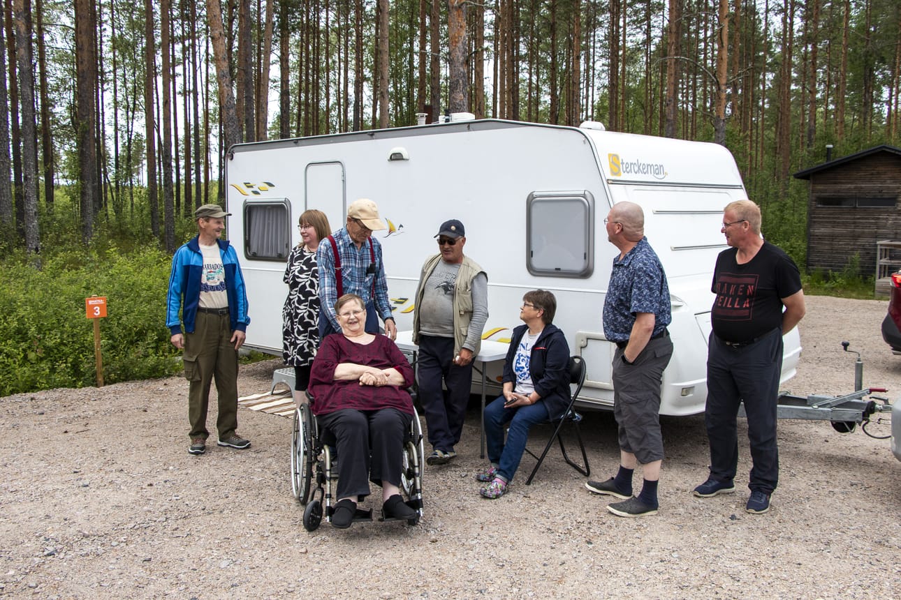 Suutarinkylän–Ylipään kyläyhdistys pisti hihat heilumaan ja perusti Suutarinjärvelle matkaparkin. Rannalla on tilaa neljälle ajoneuvolle.