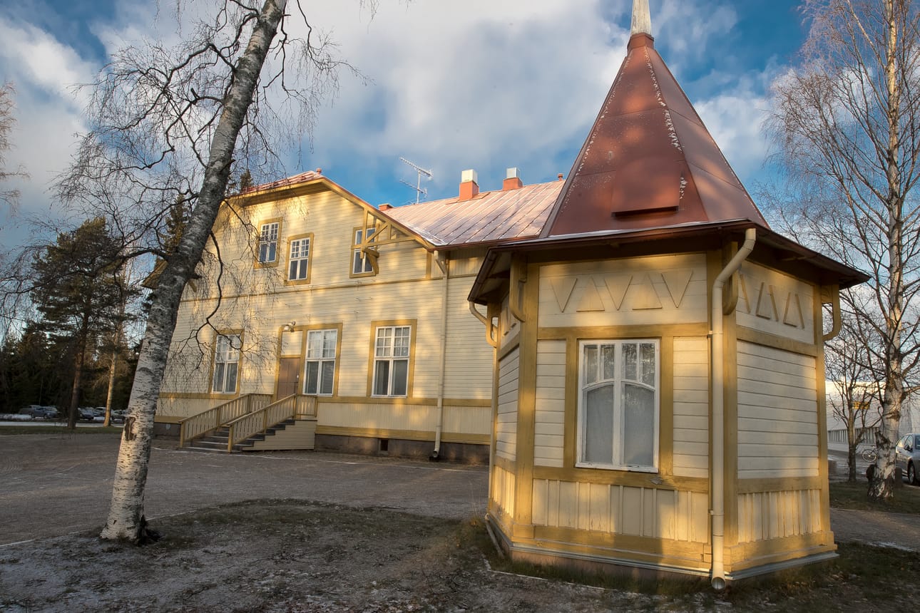 Raahen seudun hyvinvointikuntayhtymä koristelee keskiviikon ikkunan. Gellmanin jouluikkuna tulee vanhan Gellmanin sairaalan edessä kadun varressa olevaan kaivohuoneeseen.