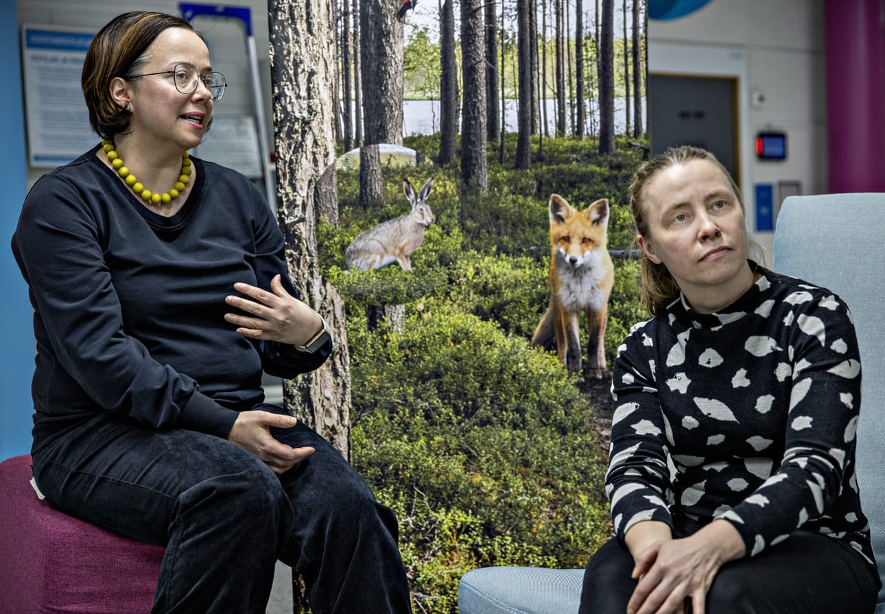Saija Huhtala (vas.) ja Ulla Autio ovat innoissaan työstä, jossa he saavat miettiä, miten helpottaa lapsen ja vanhemman piikkiahdistusta.