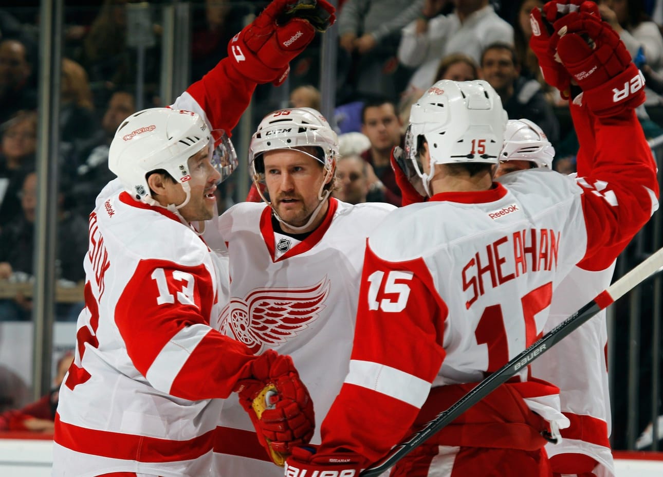Pavel Datsjuk (vas.) voitti NHL-urallaan mestaruuden Detroit Red Wingissä vuosina 2002 ja 2008 sekä ylsi Venäjän maajoukkueen kanssa olympiavoittoon Pyeongchangin kisoissa kuusi vuotta sitten. Kuva on vuodelta 2014. LEHTIKUVA/AFP