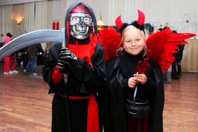 Halloweenina 2014 Luka ja Isla Anttila kävivät LC Kauhava Ilmattaren lastenriehassa ja kiertelivät myös kaupoissa. KUVA: MIA KÄRKKÄINEN
