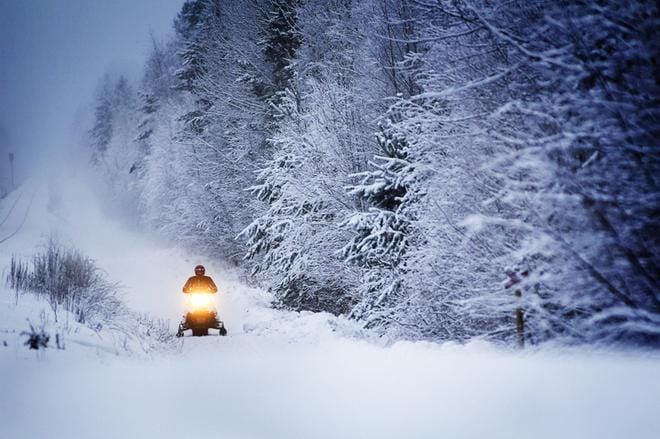 Joka viides kelkkailija syyllistyi laittomuuksiin tai ajoi ilman lupaa viime vuonna. Kuvassa olevalla kelkkailijalla on asiat kunnossa. Kuva: Jaakko Elenius