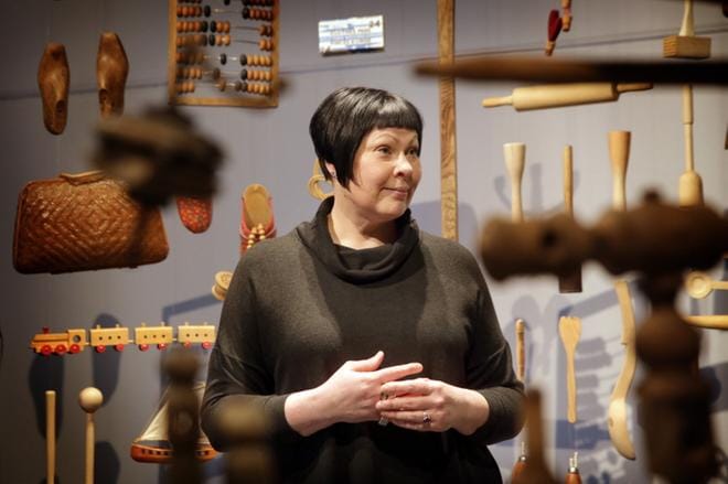 Seinäjokelaisen kuvanveistäjän Tiina Laasosen näyttely Päivän kierto avautuu Pohjanmaan museossa. Laasonen on tuonut näyttelyyn viisi installaatiota. – On ollut hauska palata pitkän puurupeaman jälkeen tekemään muuta, hän sanoo. KUVAT: ANNE PUUMALA