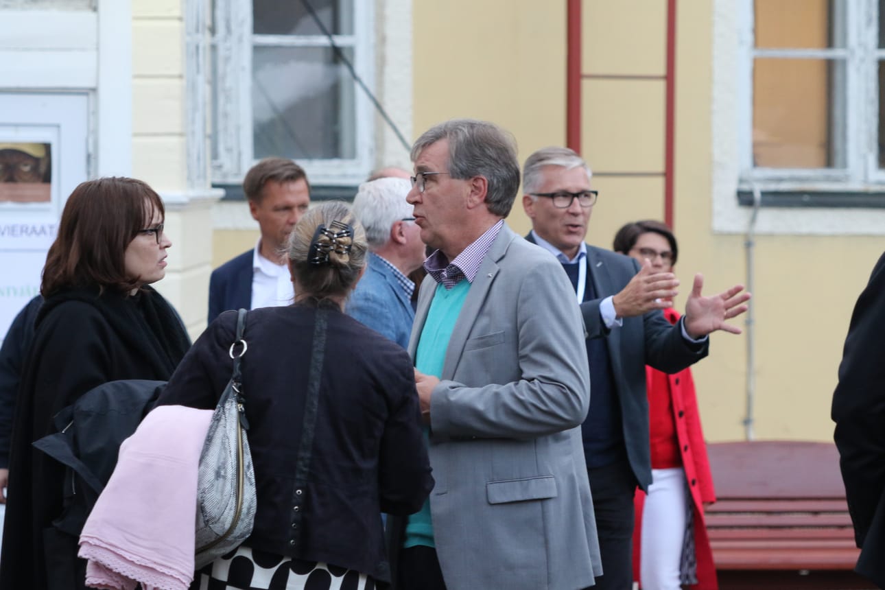 Osuuskauppa Arina on yksi oopperan tukijoista. Oikealla Arinan toimitusjohtaja Veli-Matti Puutio.