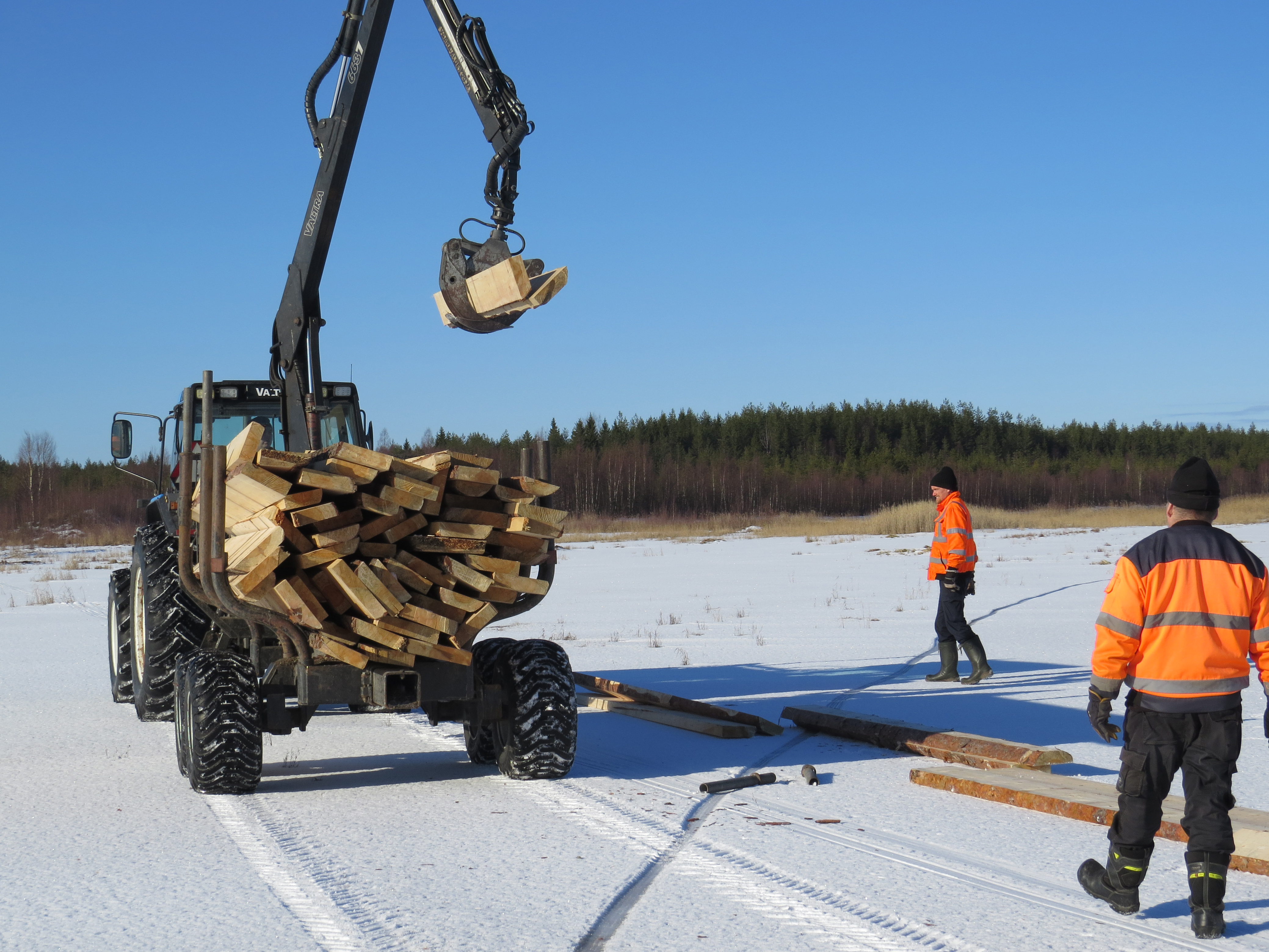 Uusiokäyttöä turvesuolle. Komea pitkospuurivi vie nevan poikki. "Eipä oo ennen nähty nuin komiaa", tuumasi kylänmies pitkopuista.